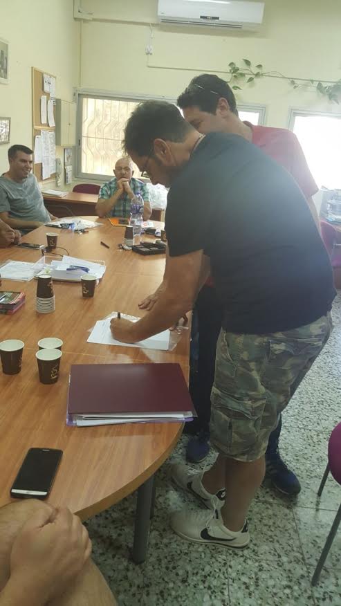 שרון דרוקר חותם על חוזה בעומר. יהיו עוד החתמות נוצצות? (צילום: באדיבות הפועל עומר)